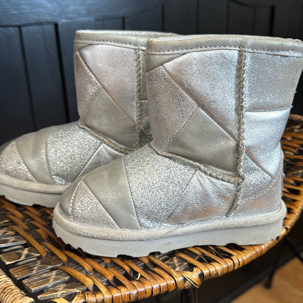 Ugg Kids/ Toddler  lil patchwork silver Girls  Sz 8